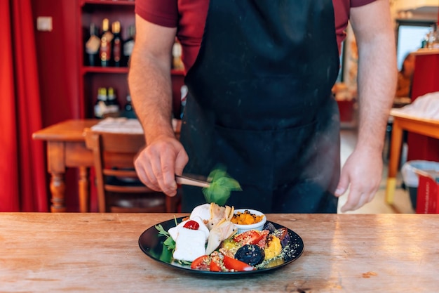 Kucharz prezentujący danie